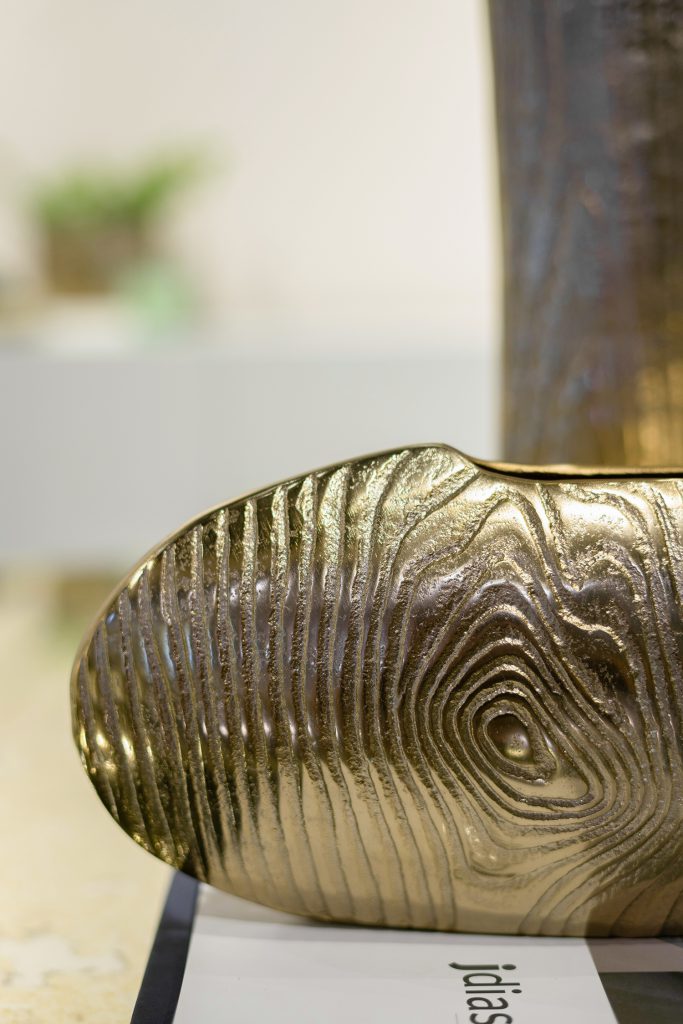 AB - ALU TIMBER OVAL DISC VASE