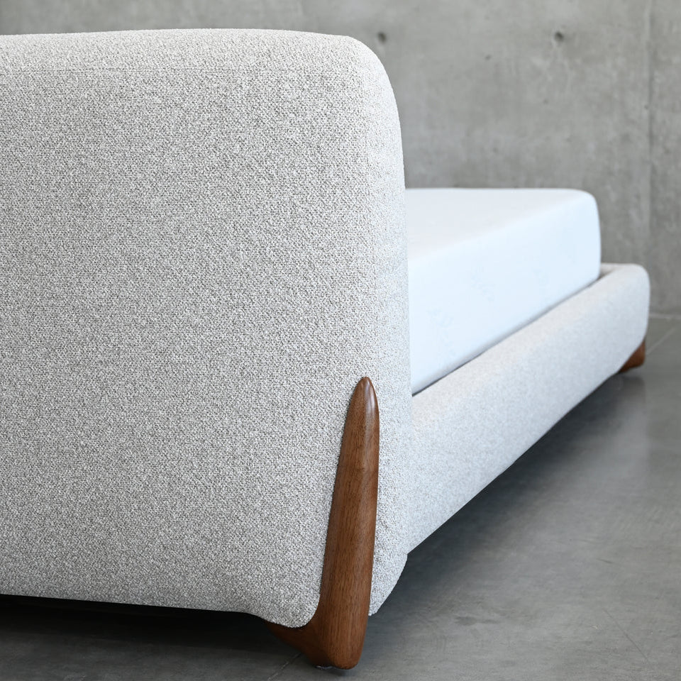 MB - MESA UPHOLSTERED BED